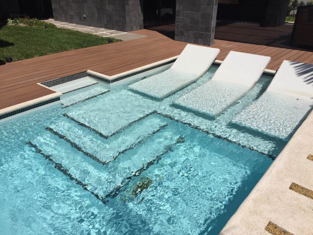 sun shelf, built by Piscinas Infinity