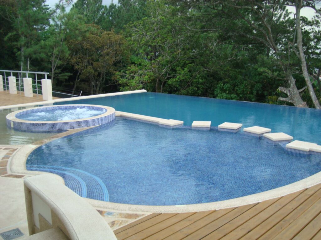 escazu pool builders, infinity edge