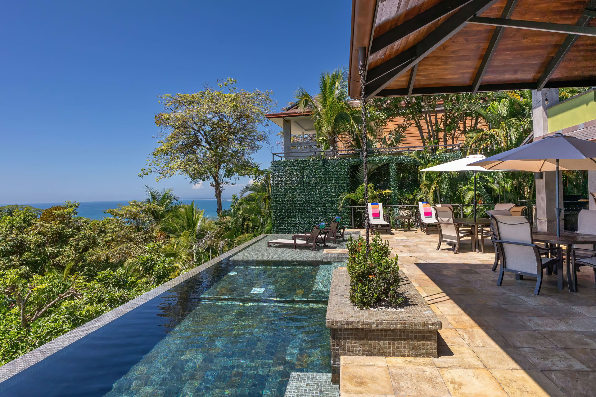 infinity edge pool design & construction, in quepos, builders