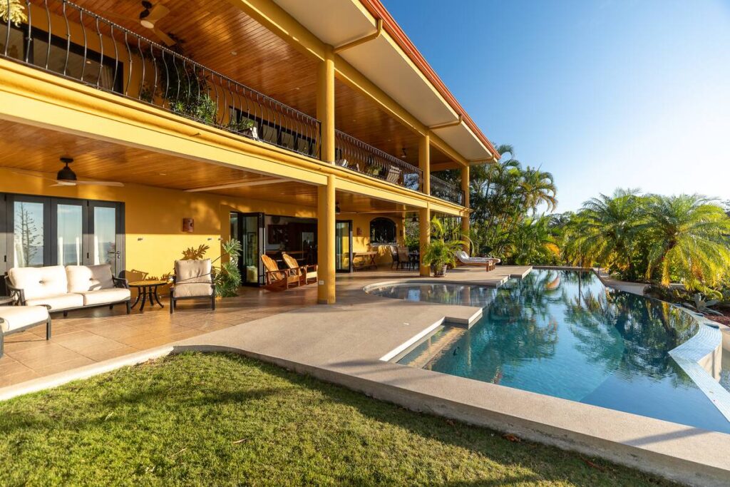 Nosara, infinity pool builder